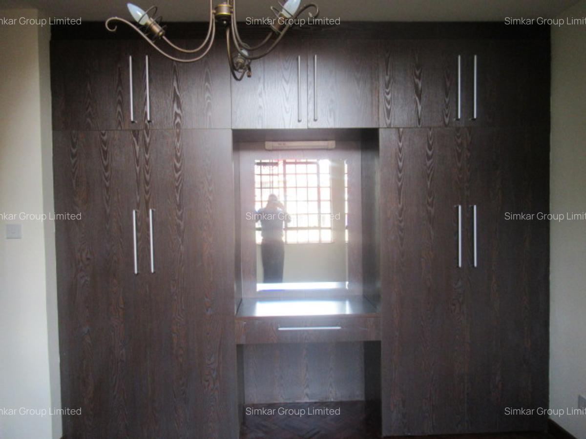 4 Bed Townhouse with En Suite at Lavington - 15