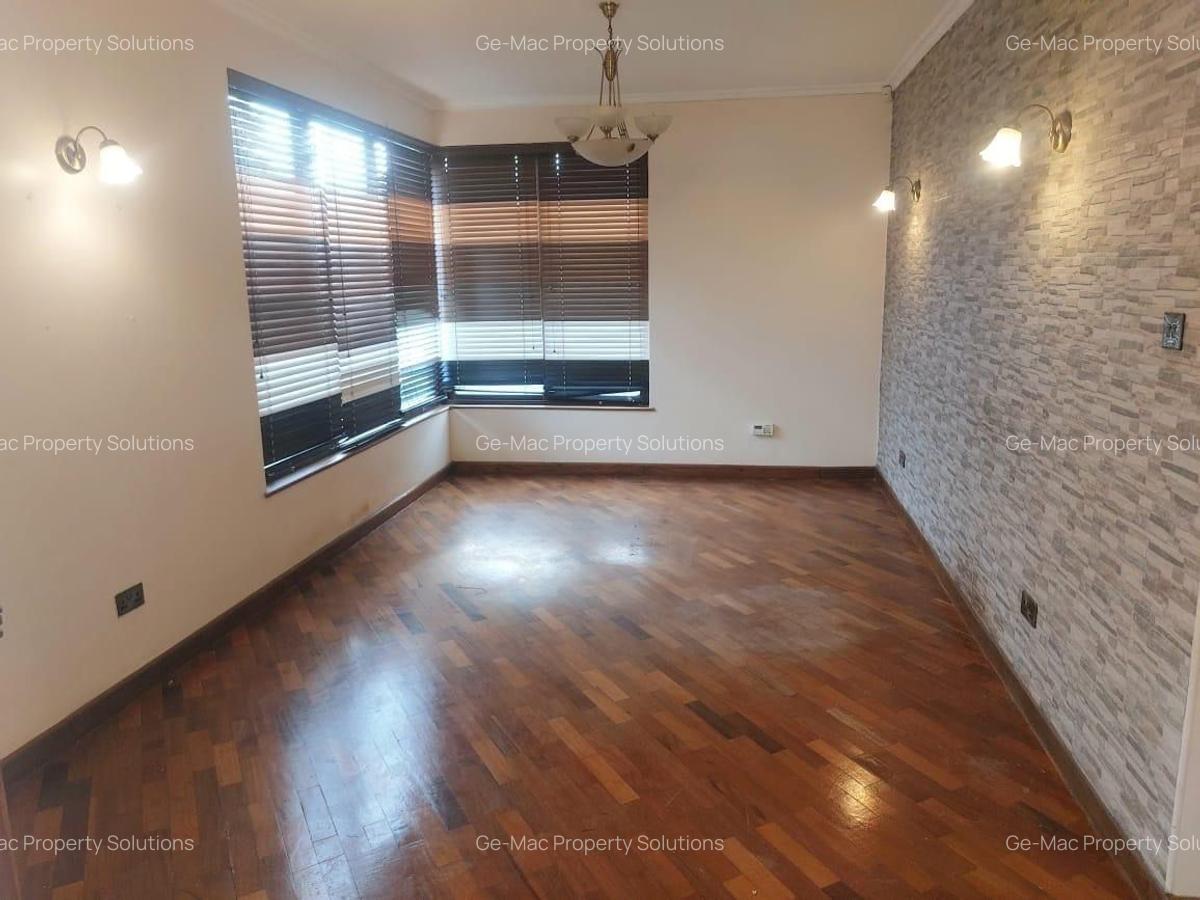 4 Bed House with En Suite in Garden Estate - 16