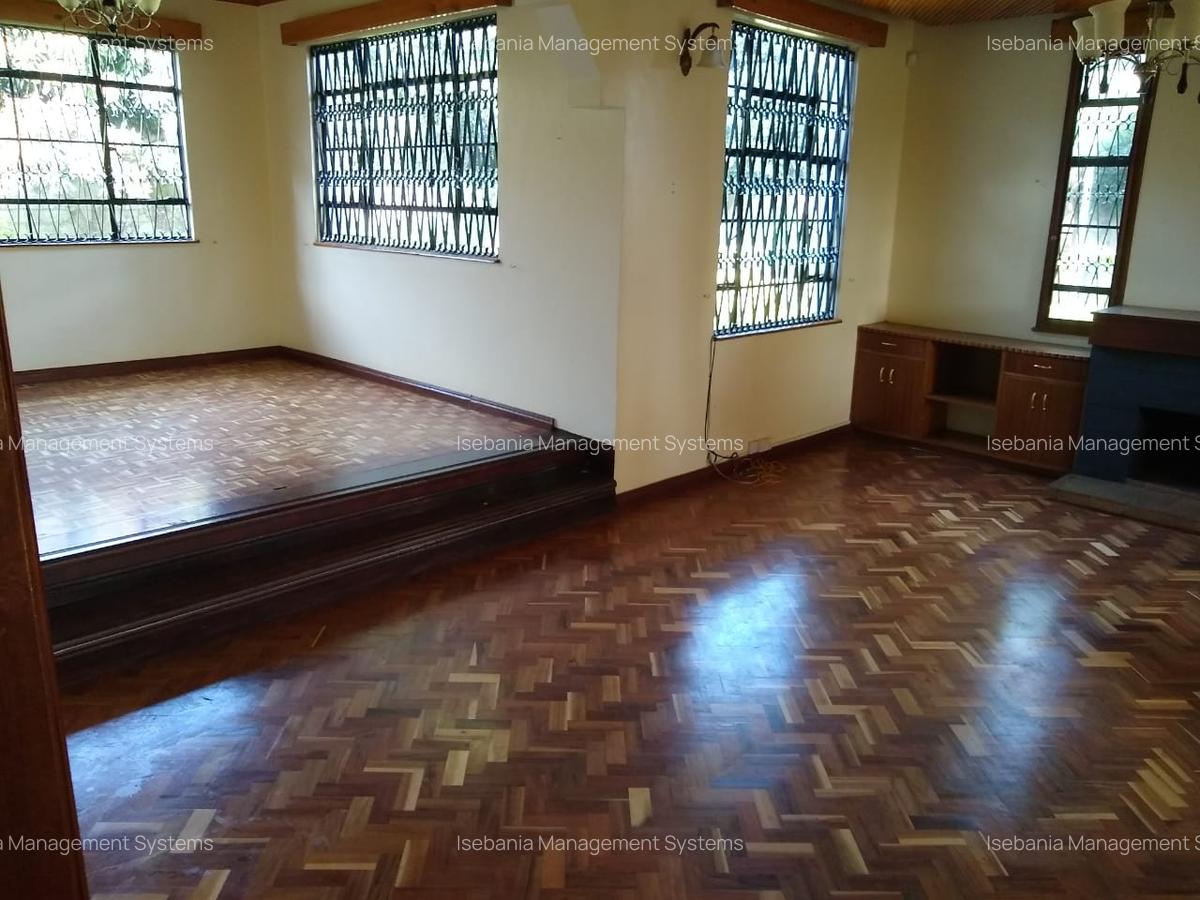 4 Bed House with En Suite at - 7