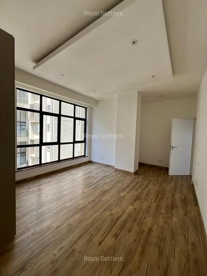 4 Bed Apartment with En Suite at Riverside Drive - 10