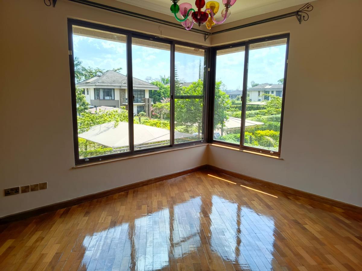 4 Bed House with En Suite in Ridgeways - 13