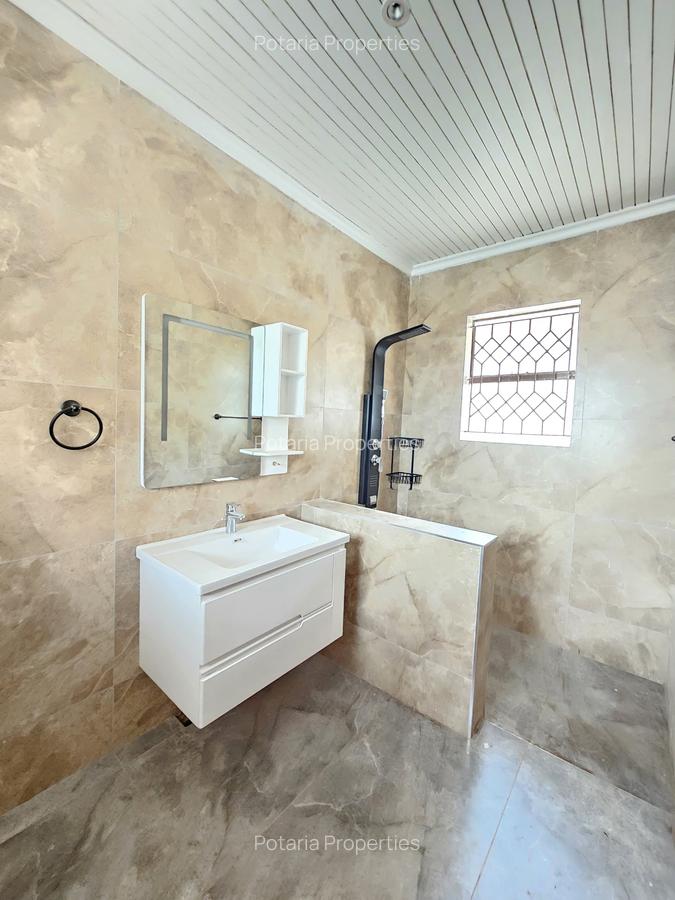 5 Bed House with En Suite in Runda - 12