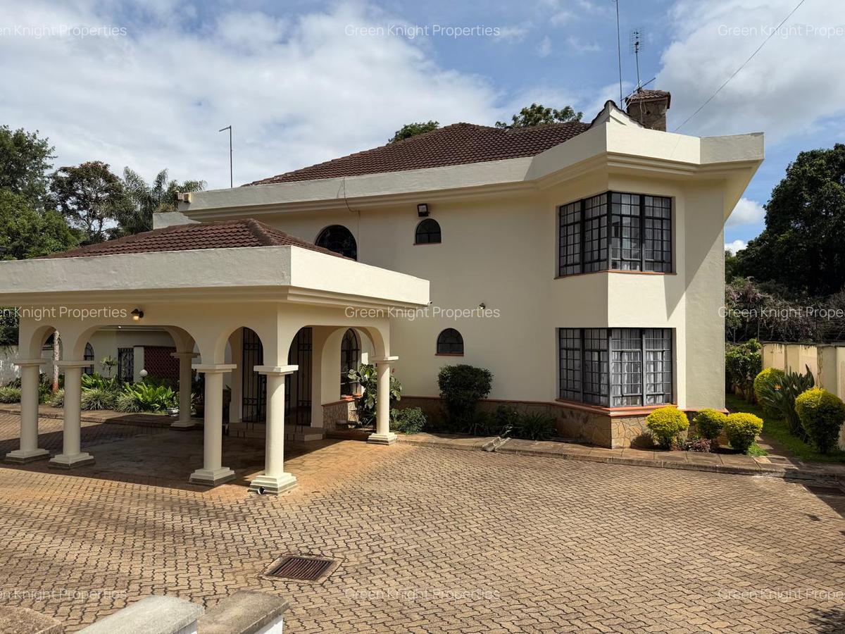 5 Bed House with En Suite in Runda - 1