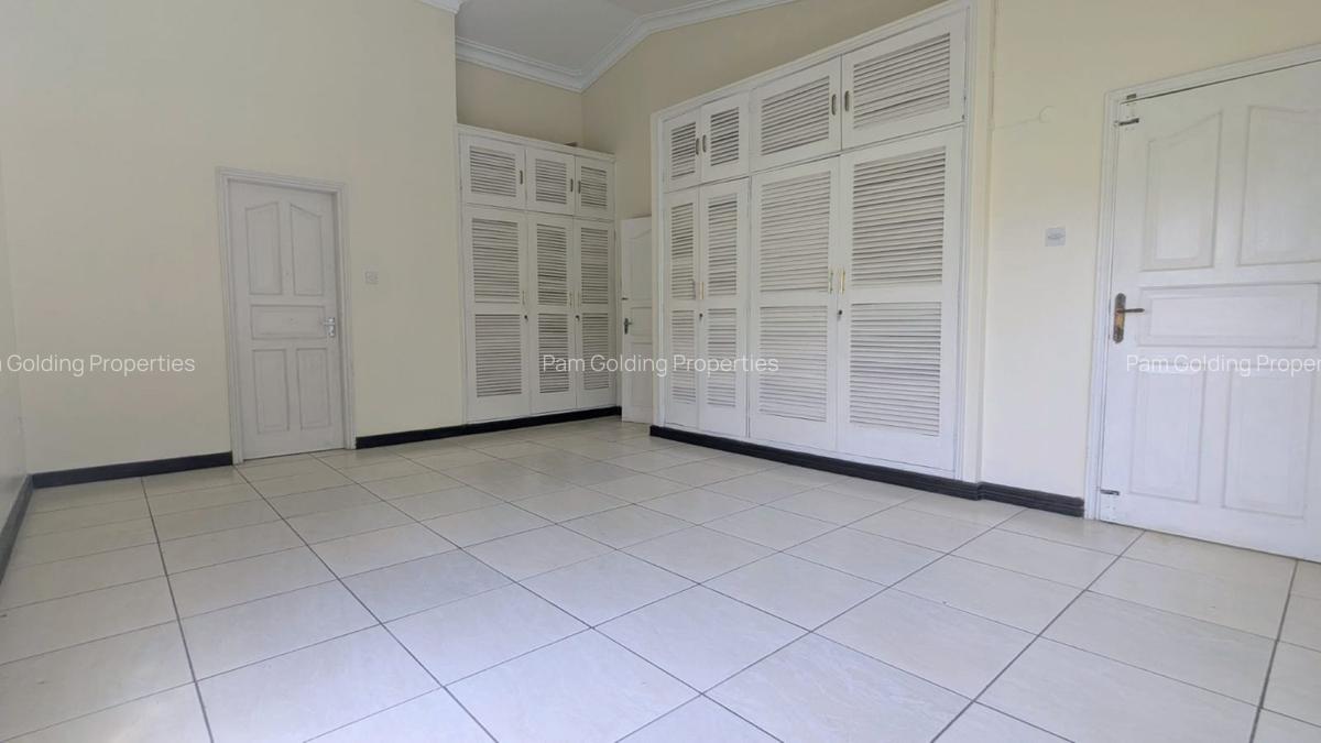 4 Bed House with Swimming Pool at Links Road - 10