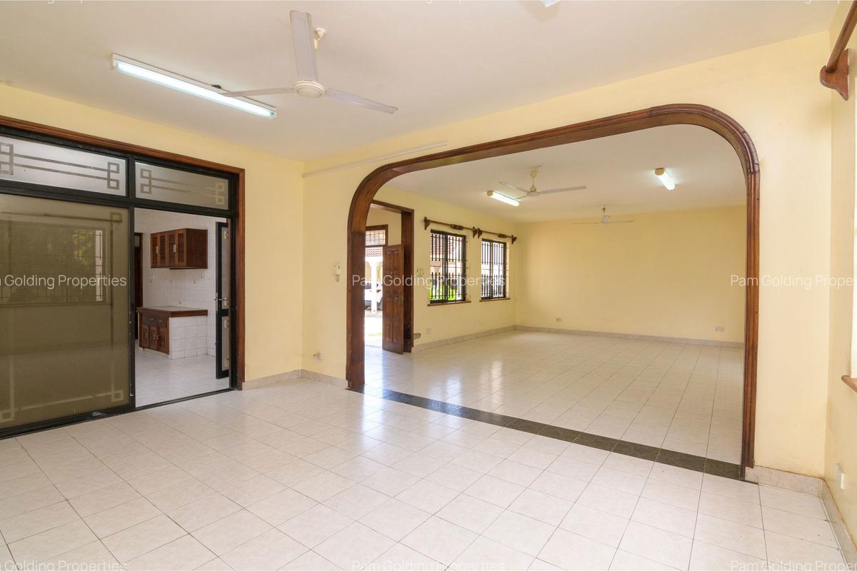 4 Bed Townhouse with En Suite at Links Road - 4