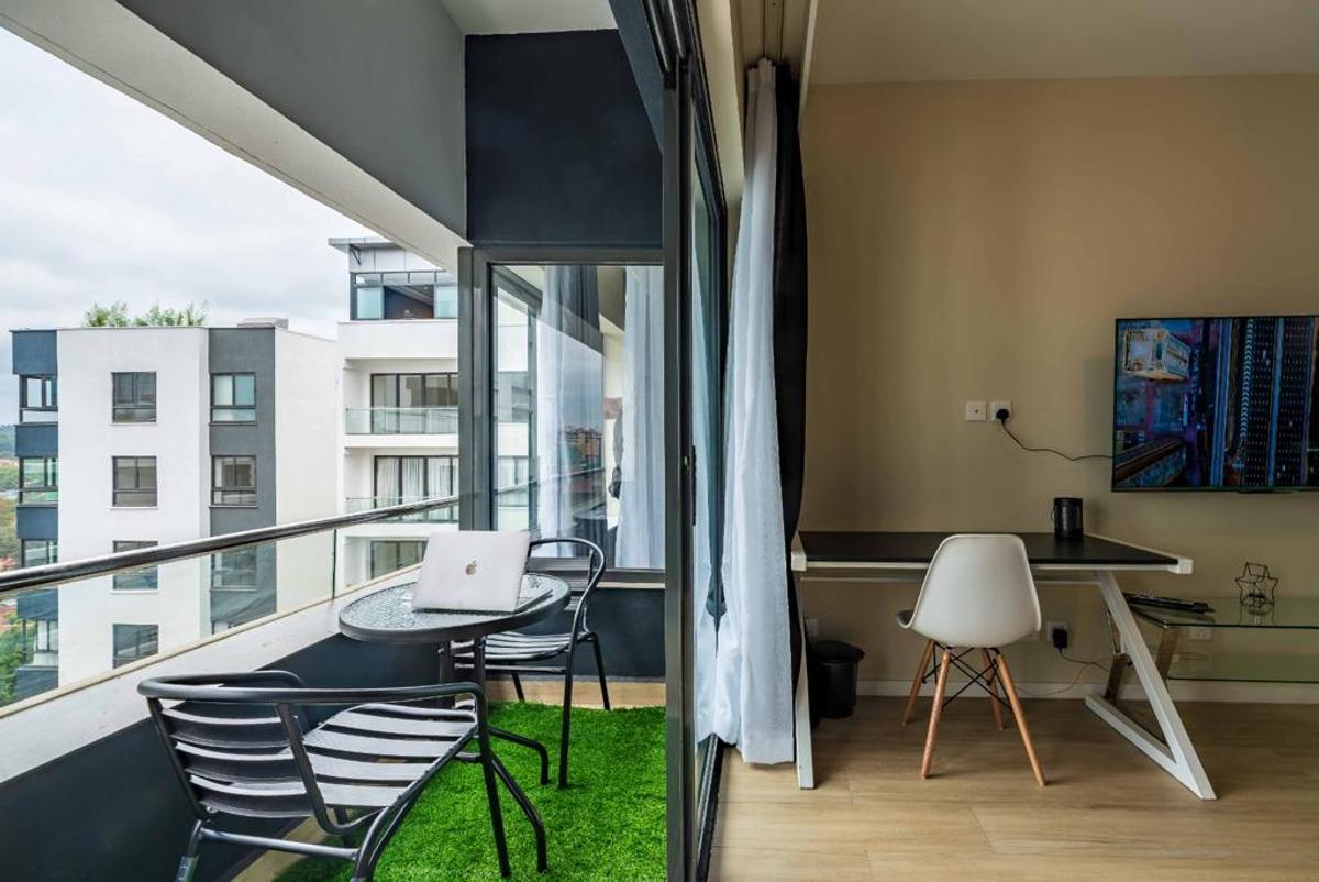 Serviced 1 Bed Apartment with En Suite at Riverside - 3