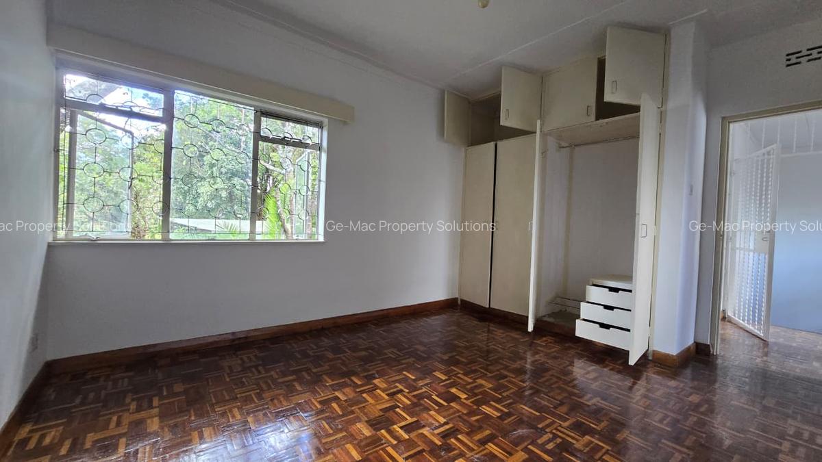 4 Bed House with En Suite in Lavington - 11