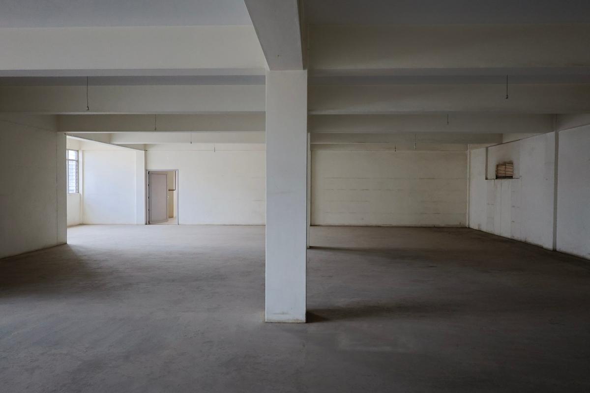 4,830 ft² Office with Service Charge Included in Industrial Area - 18