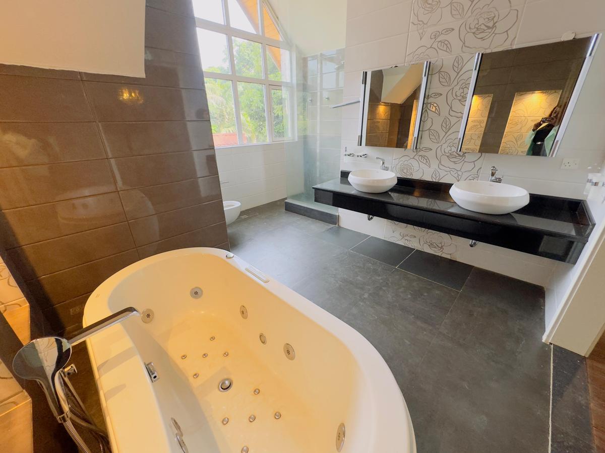 5 Bed House with En Suite at Mimosa Drive - 16