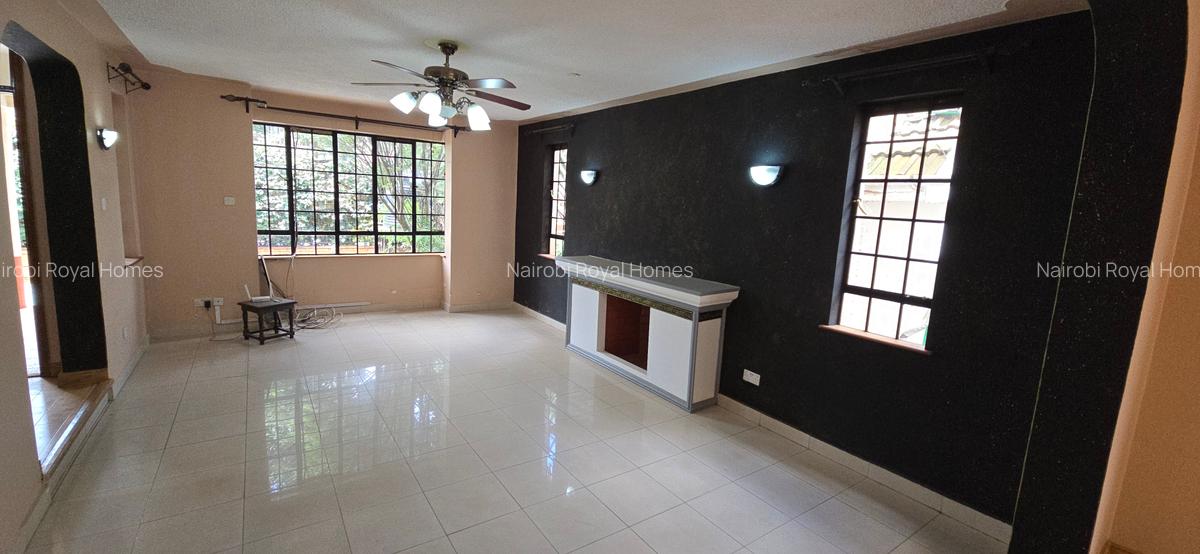 5 Bed Townhouse with En Suite at Lavington Road Green - 16