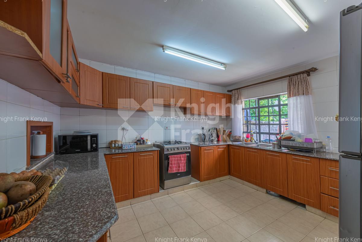 5 Bed House with En Suite in Lavington - 3