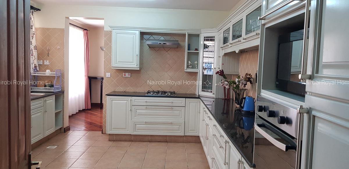 5 Bed Townhouse with En Suite at Lavington - 11