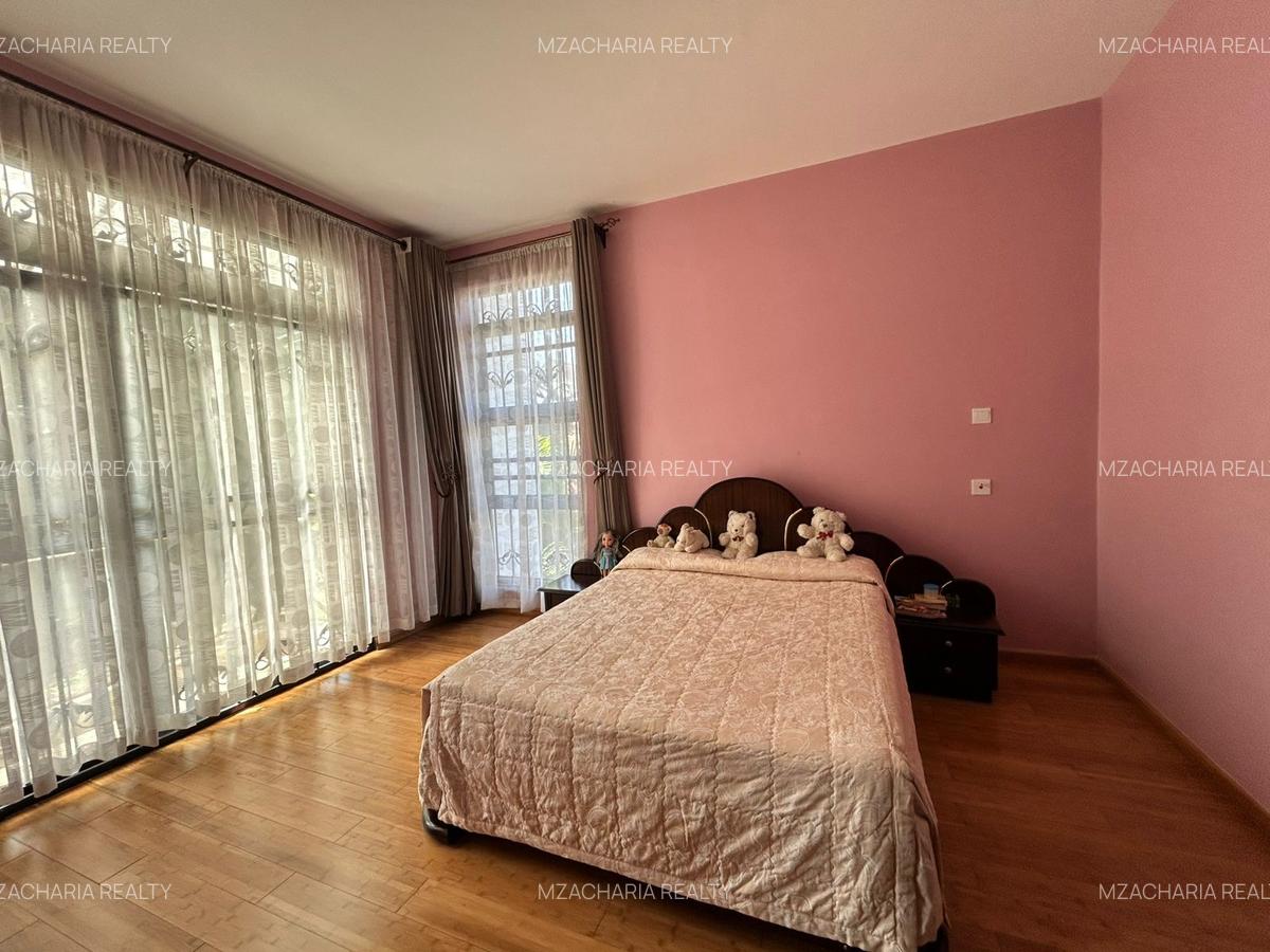 4 Bed Townhouse with En Suite in Ridgeways - 17