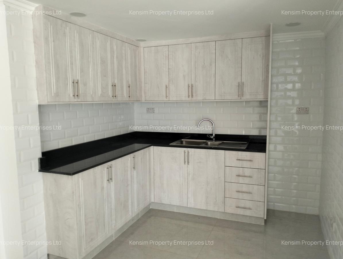 5 Bed House with En Suite in Runda - 12