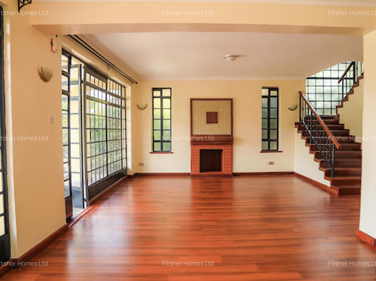 4 Bed Villa with En Suite in Redhill - 18