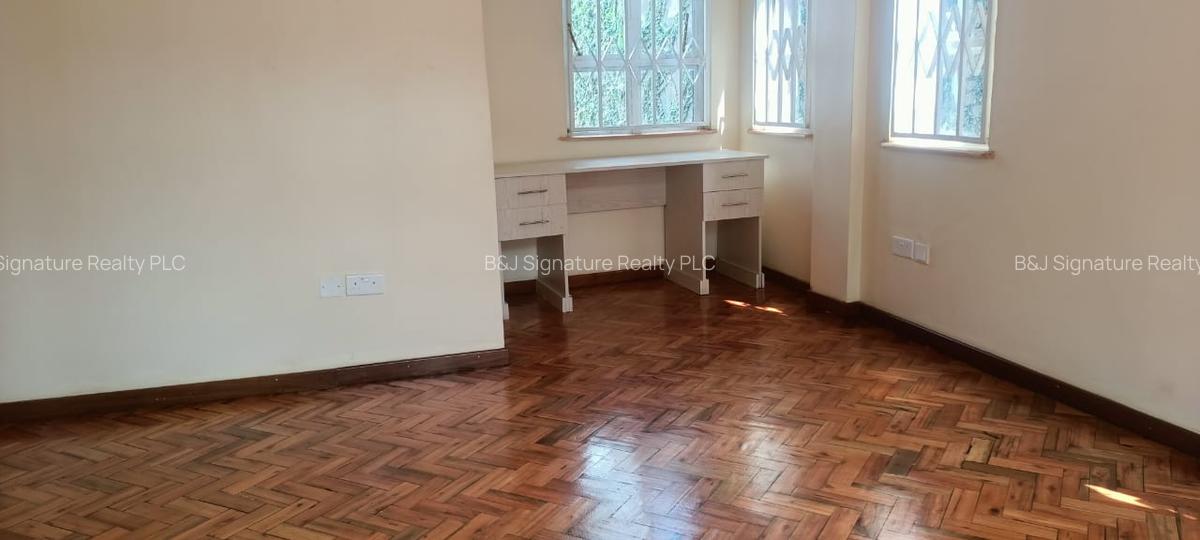 4 Bed Villa with En Suite in Spring Valley - 7