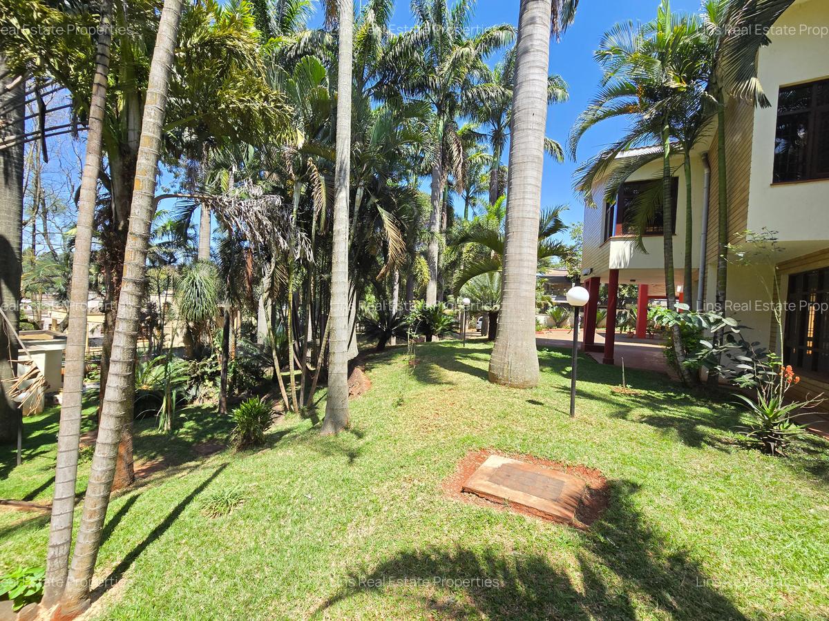 4 Bed House with En Suite in Hill View - 1