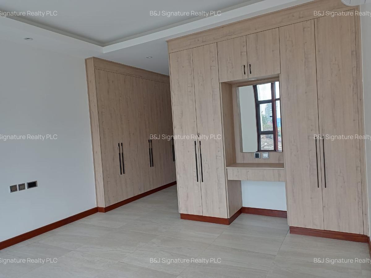 4 Bed Apartment with En Suite in General Mathenge - 16