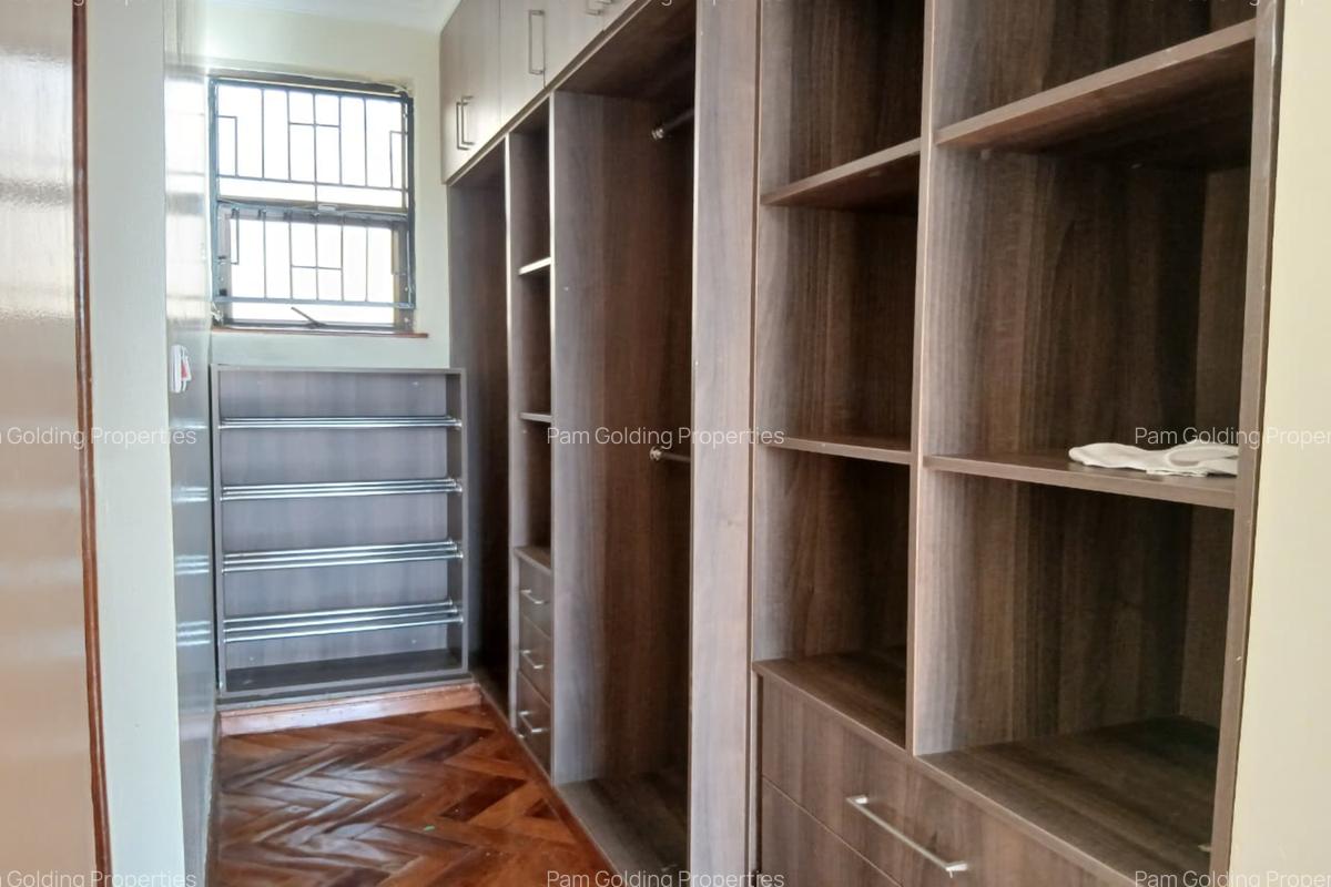 4 Bed House with En Suite at Membley - 5