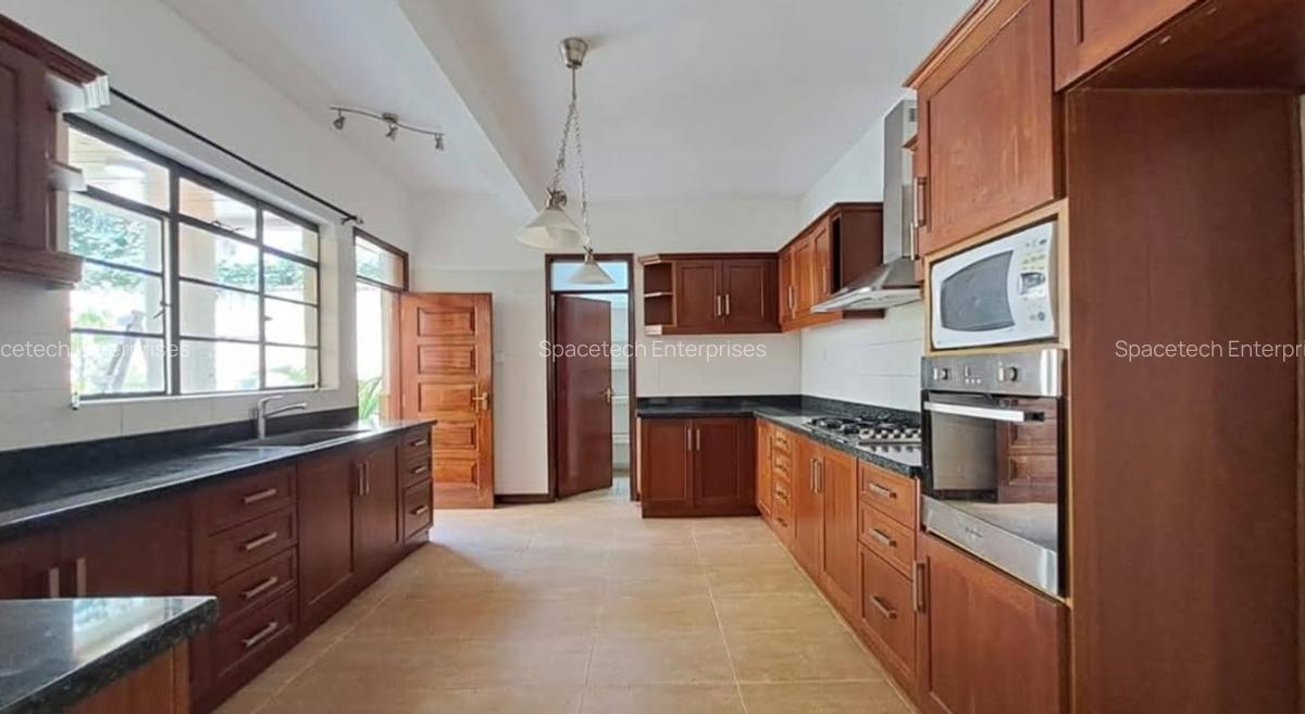 4 Bed Townhouse with En Suite in Spring Valley - 3