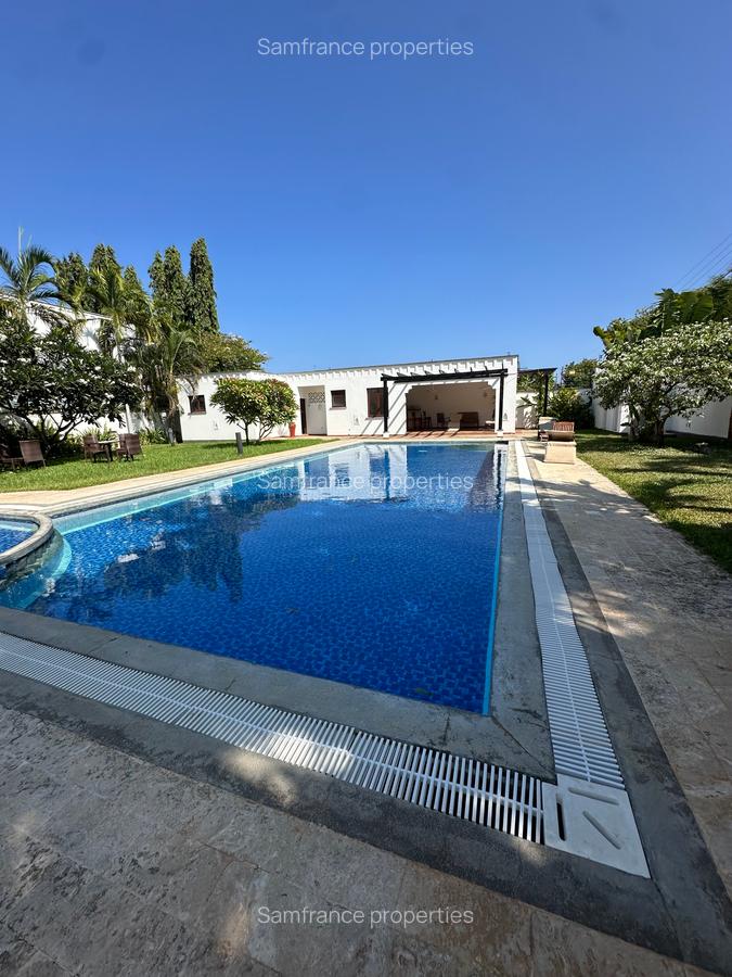 4 Bed Townhouse with En Suite at Greenwood Drive - 2