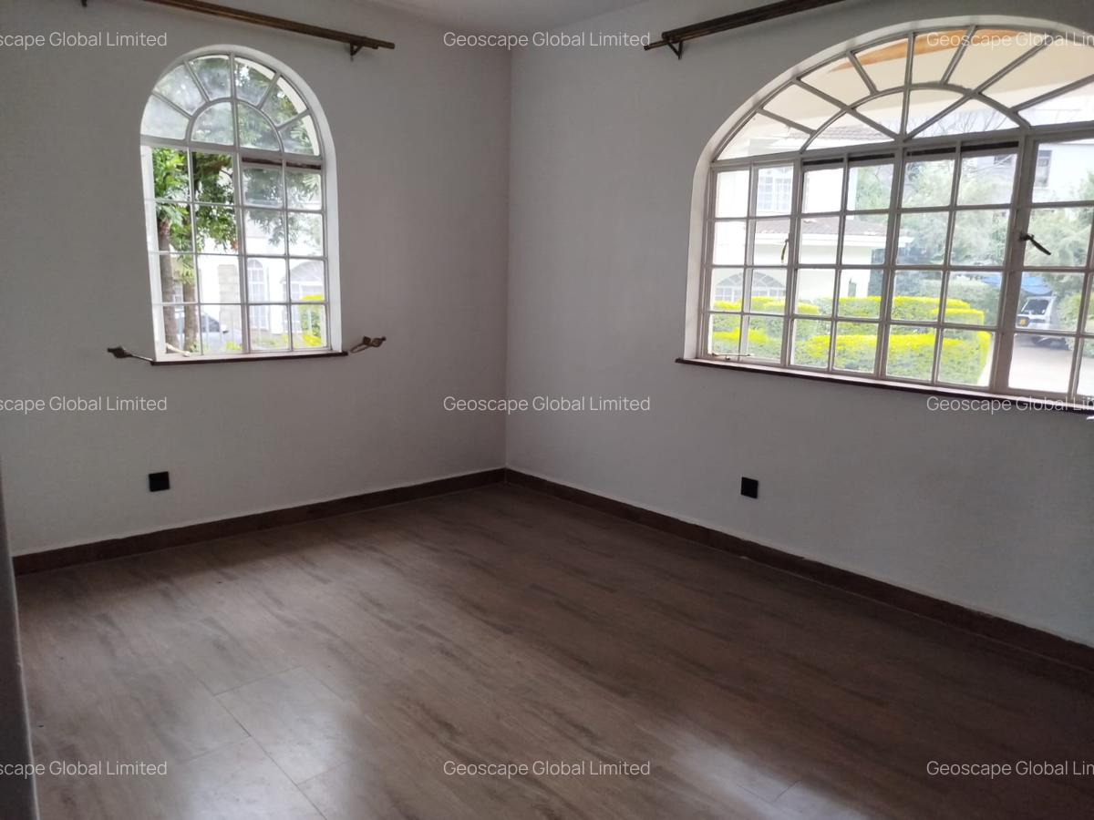 5 Bed House with En Suite in Lavington - 9