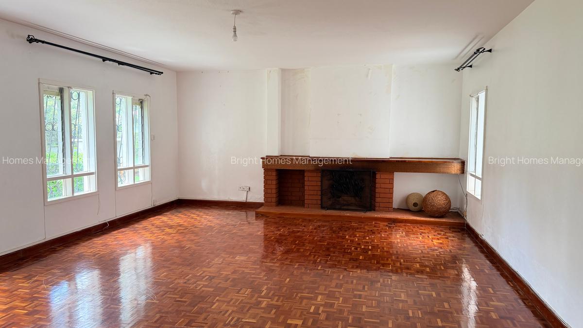 4 Bed Villa with En Suite in Hill View - 4
