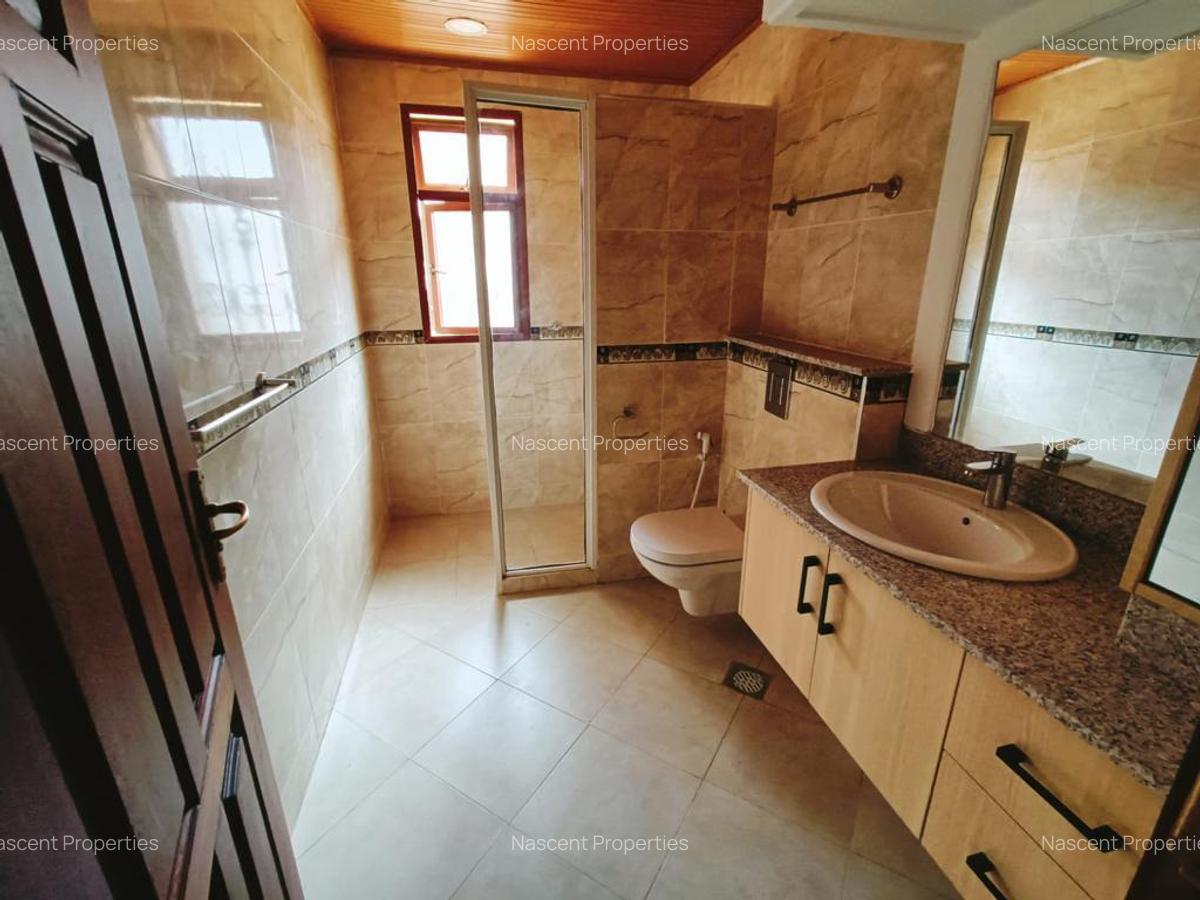 5 Bed Villa with En Suite in Spring Valley - 12