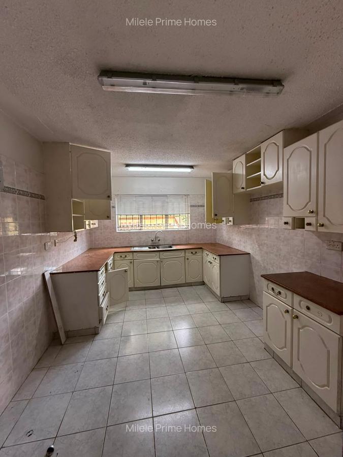 4 Bed Villa with En Suite at Lavington - 7