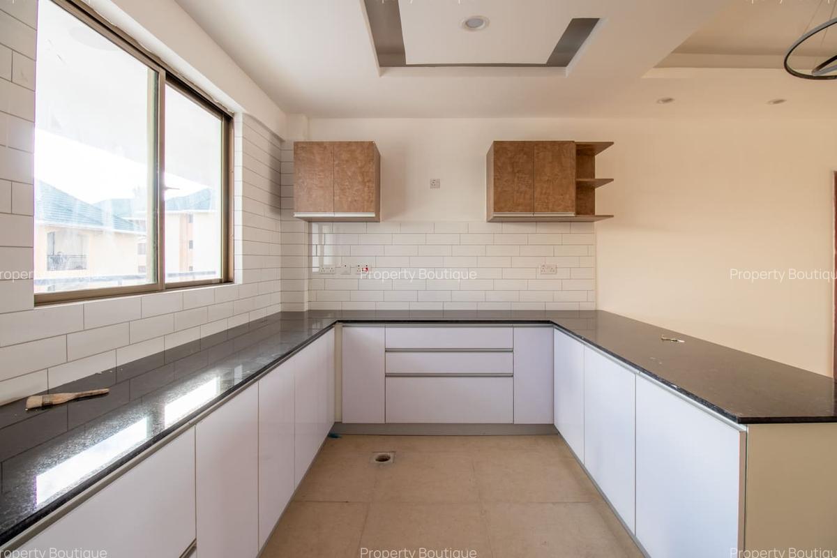 3 Bed Apartment with En Suite at Lavington - 5
