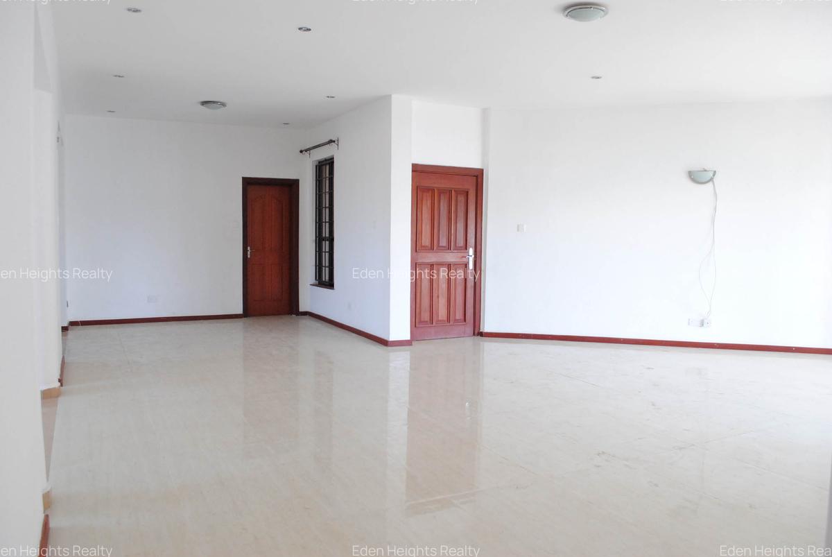 3 Bed Apartment with En Suite in Riverside - 3