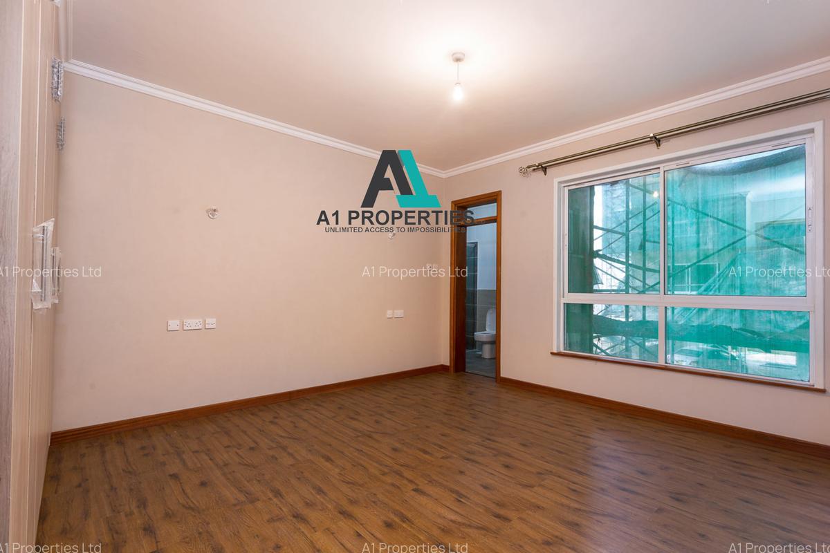 3 Bed Apartment with En Suite in Riverside - 16