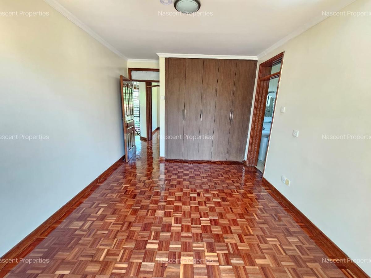 4 Bed House with En Suite in Rosslyn - 6