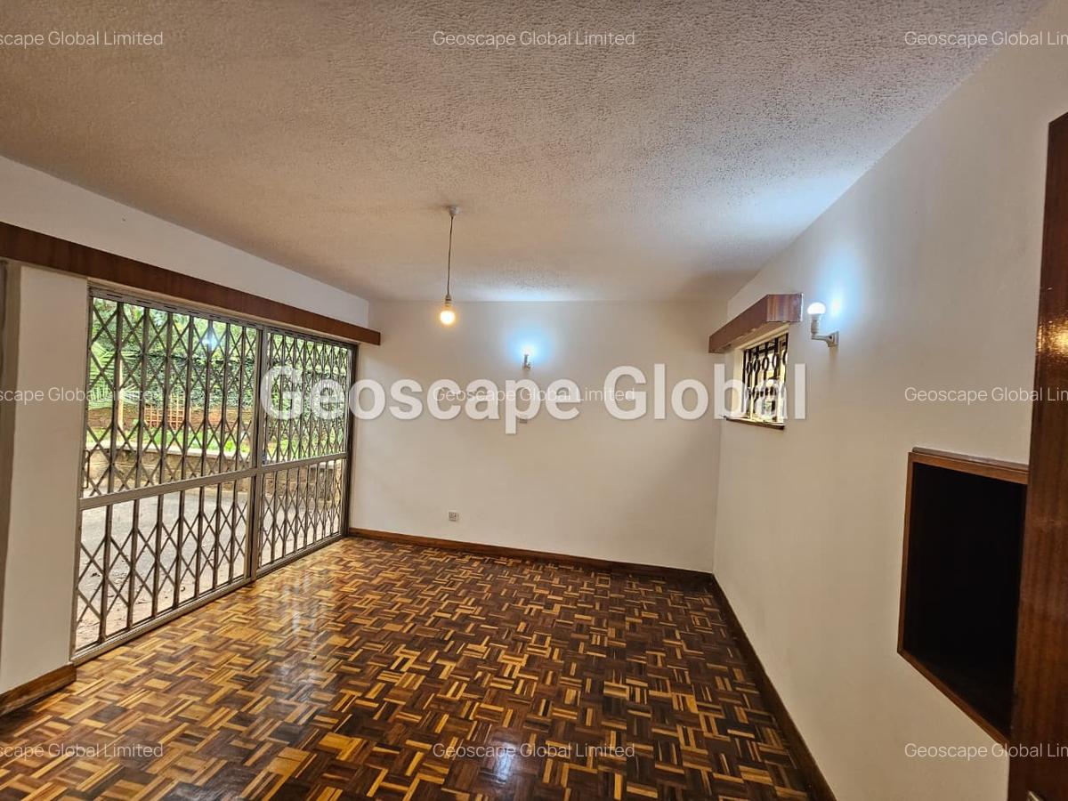 4 Bed House with En Suite in Lavington - 12