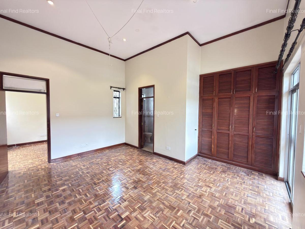 5 Bed Townhouse with En Suite in Brookside - 10