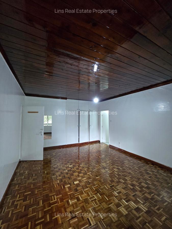 5 Bed House with En Suite in Lavington - 16