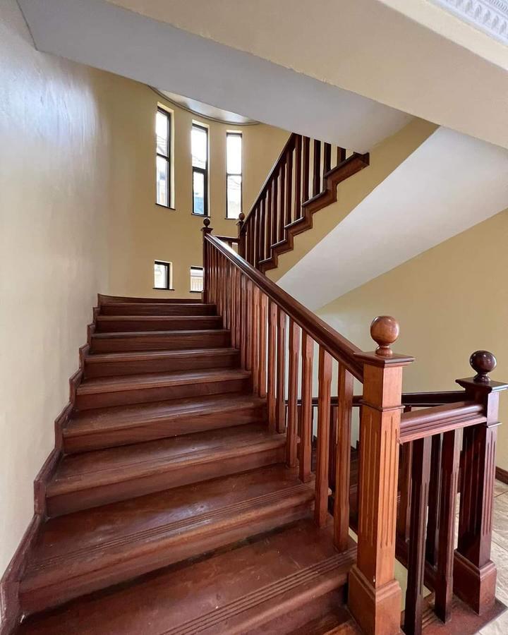 5 Bed Townhouse with En Suite at Lavington - 9