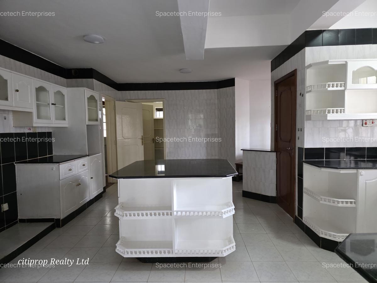 5 Bed House with En Suite in Runda - 12