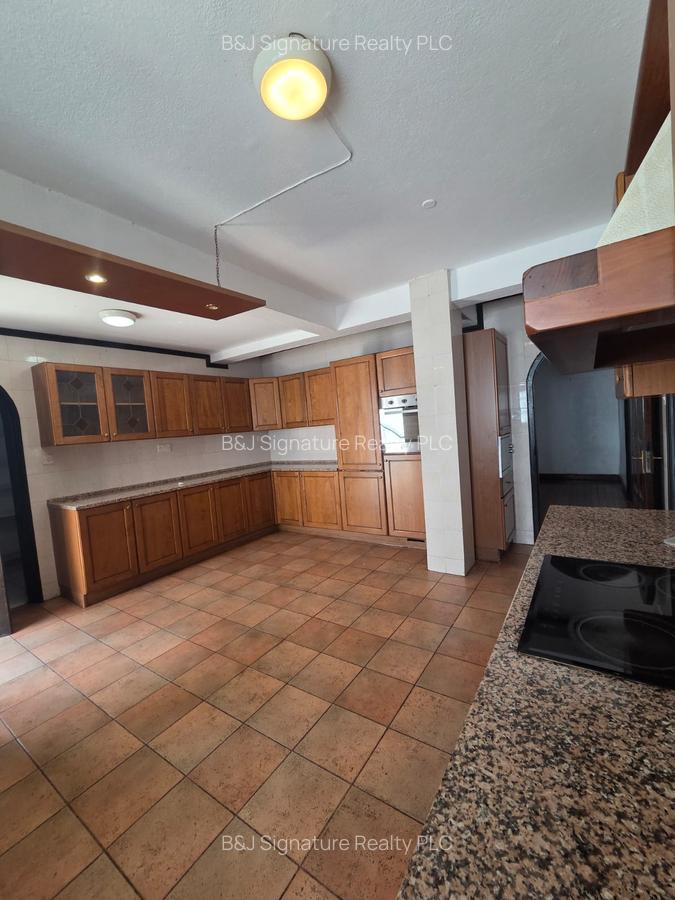 4 Bed Villa with En Suite in Riverside - 11