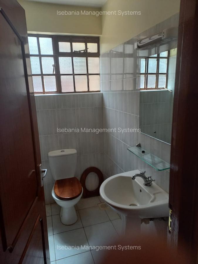 4 Bed House with En Suite at - 12