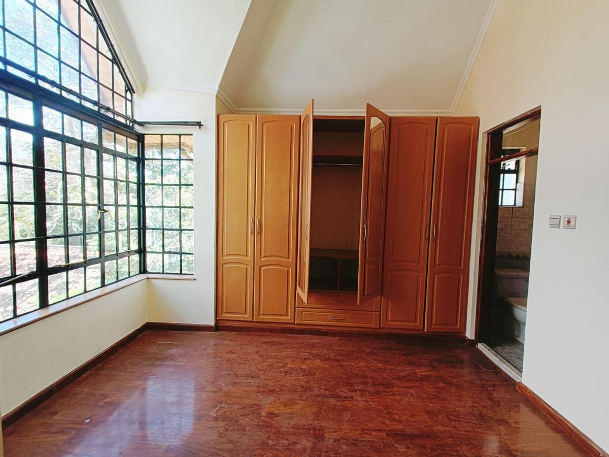 5 Bed House with En Suite in Lavington - 9