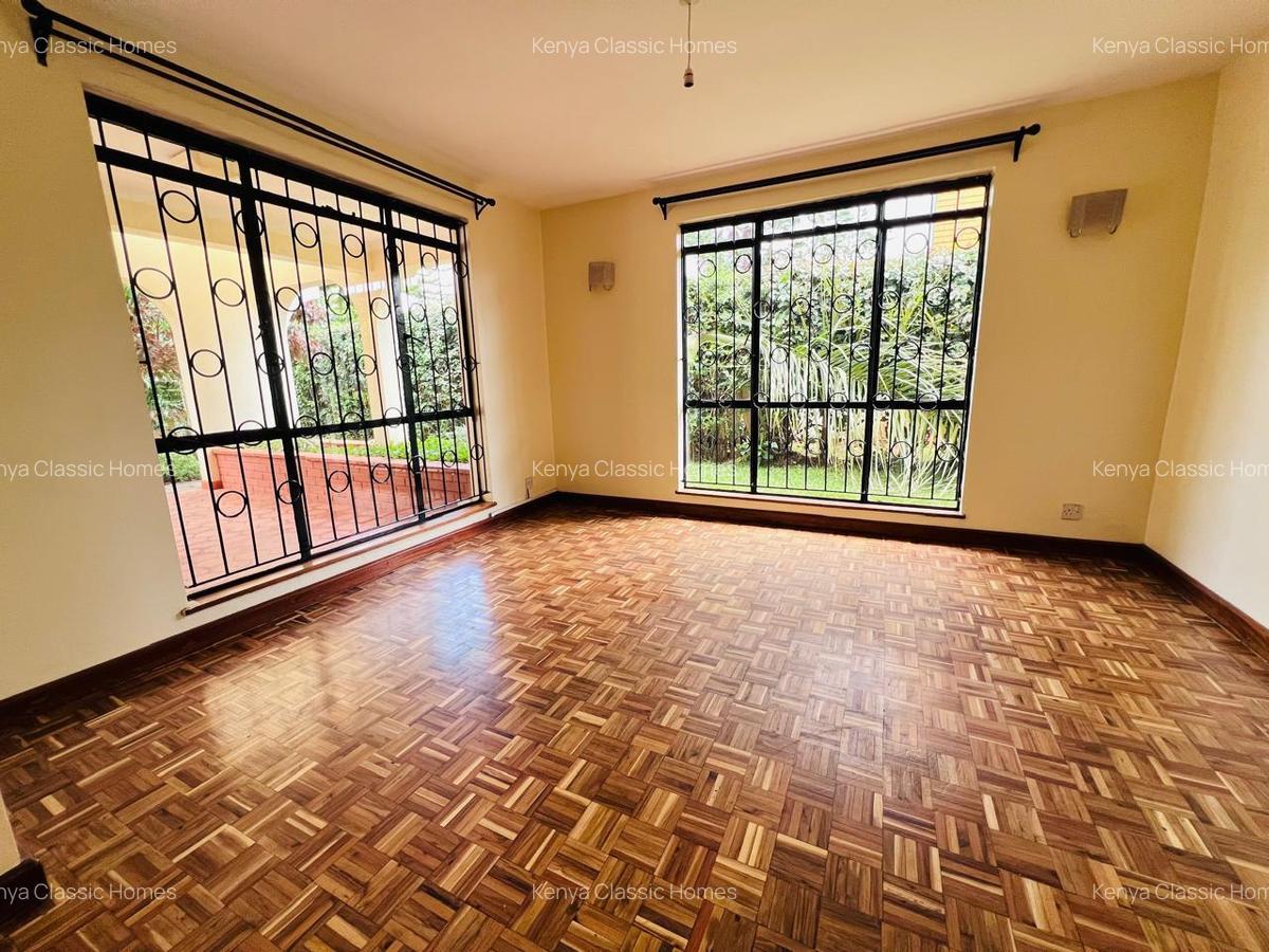 4 Bed House with En Suite at Mountain View - 5