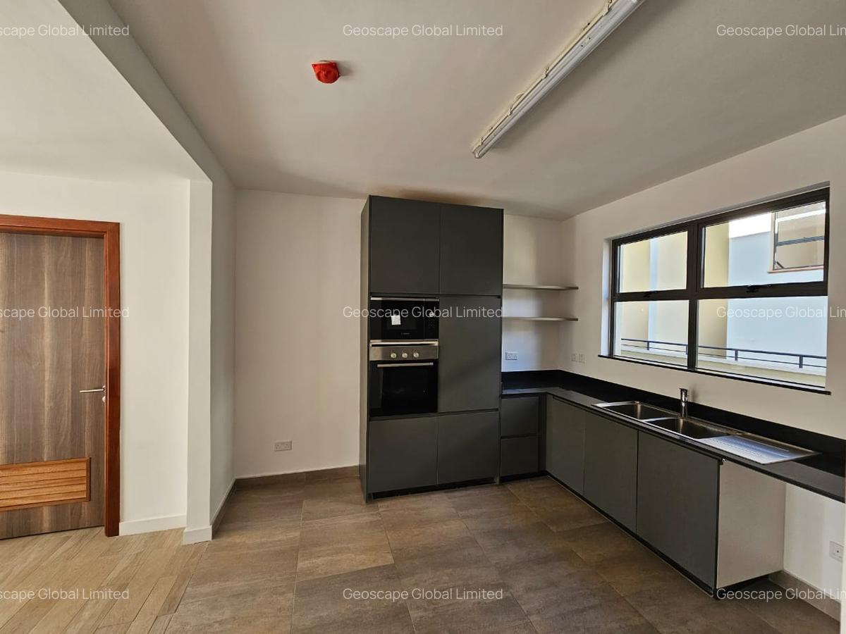 4 Bed Apartment with En Suite in Rosslyn - 11