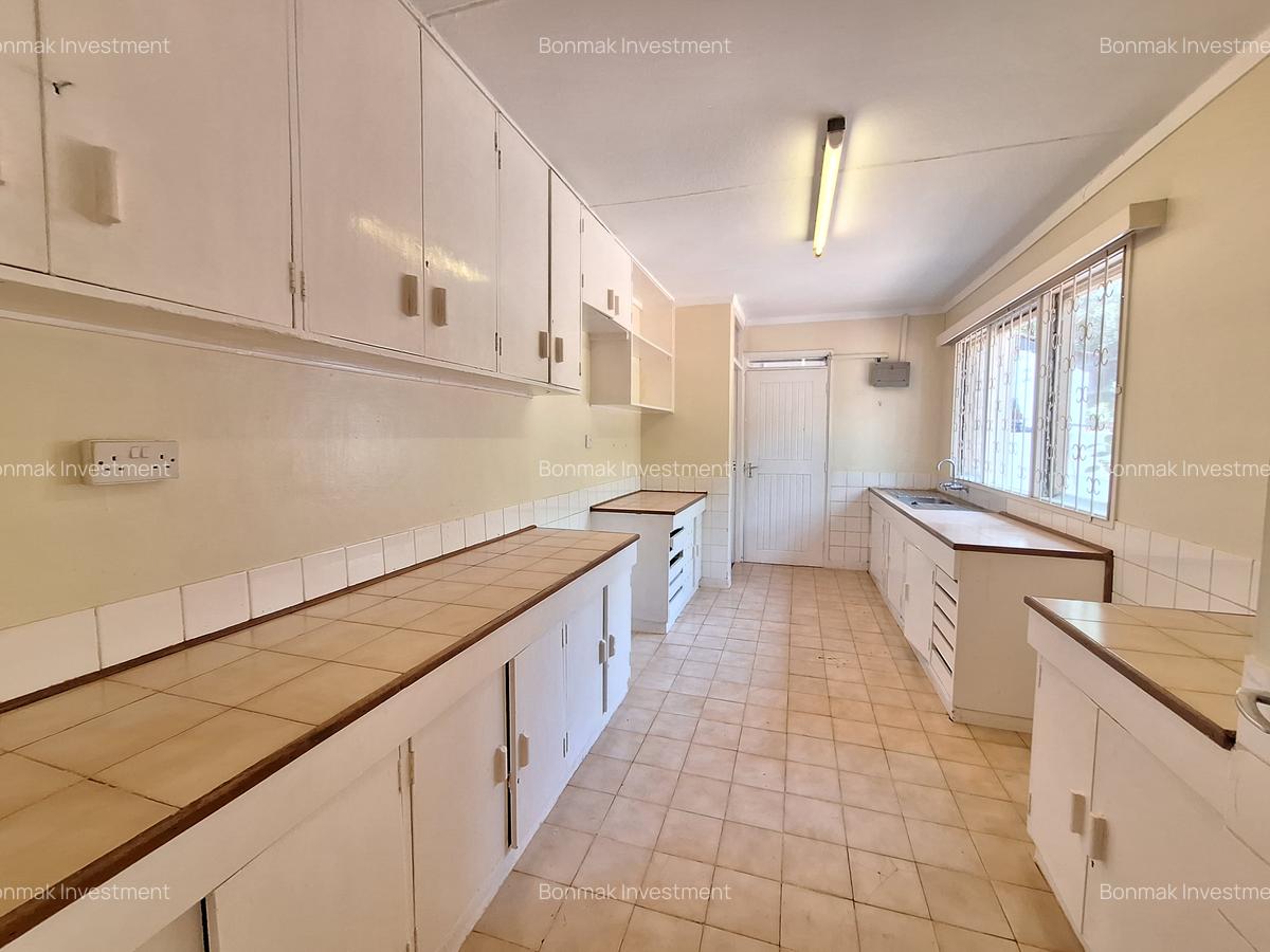 4 Bed House with En Suite at Loresho Crescent - 8