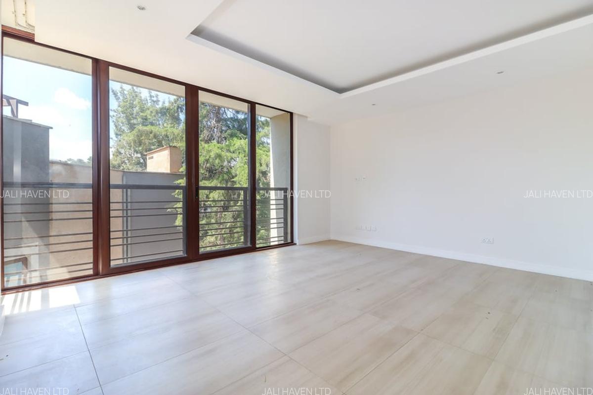 4 Bed Villa with En Suite in Lavington - 14