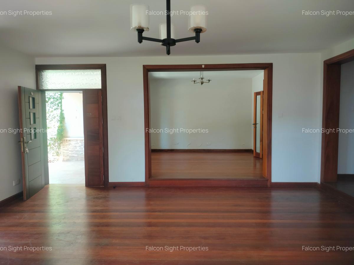 5 Bed Townhouse with Garden at Situated In Ambiance Neighborhood - 7