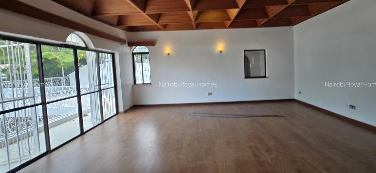 5 Bed House with En Suite at Lavington Green - 16