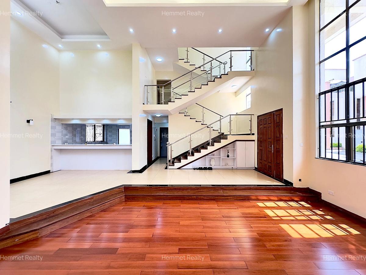 5 Bed Townhouse with En Suite in Lavington - 1