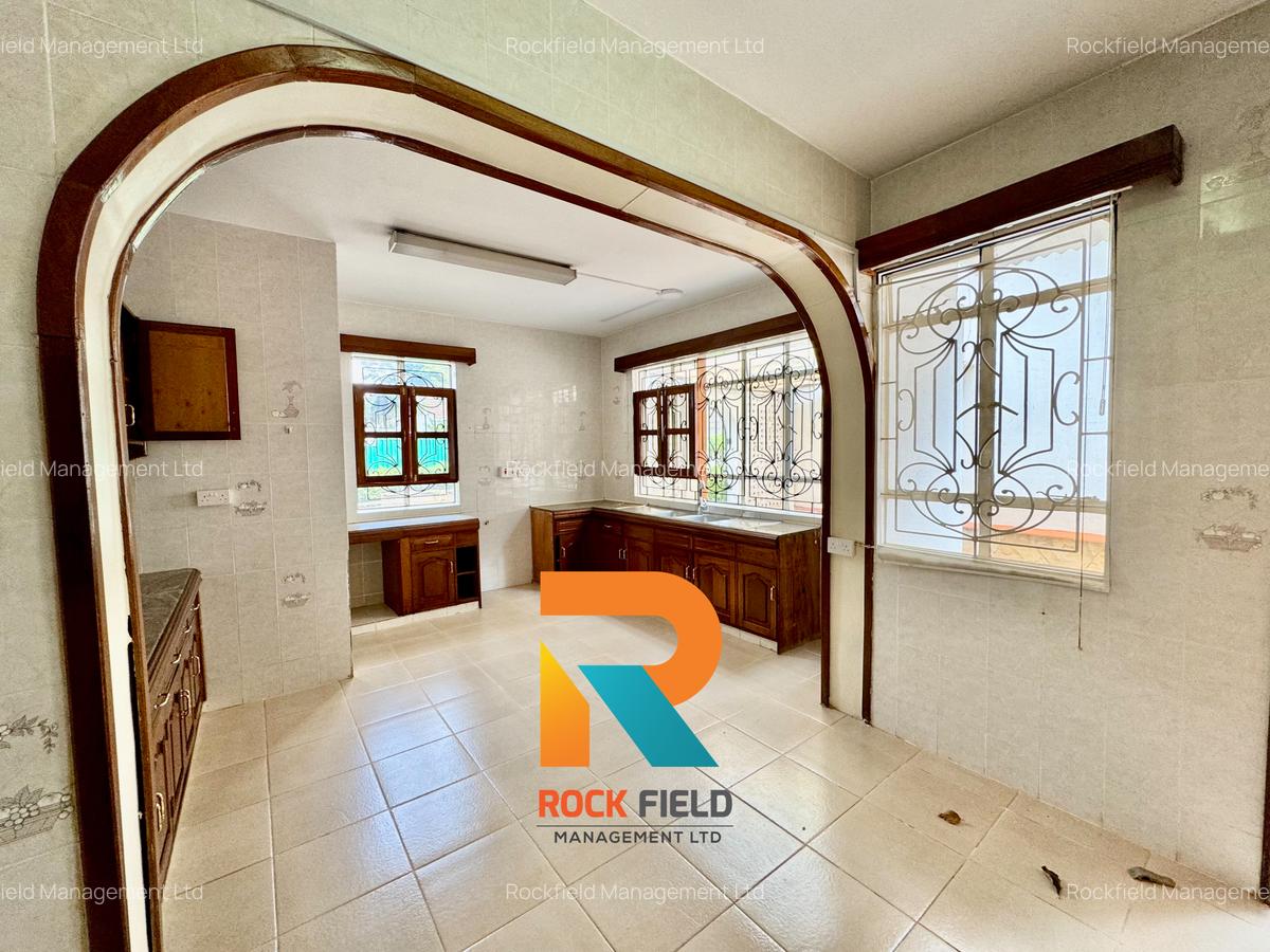 5 Bed House with En Suite in Parklands - 2