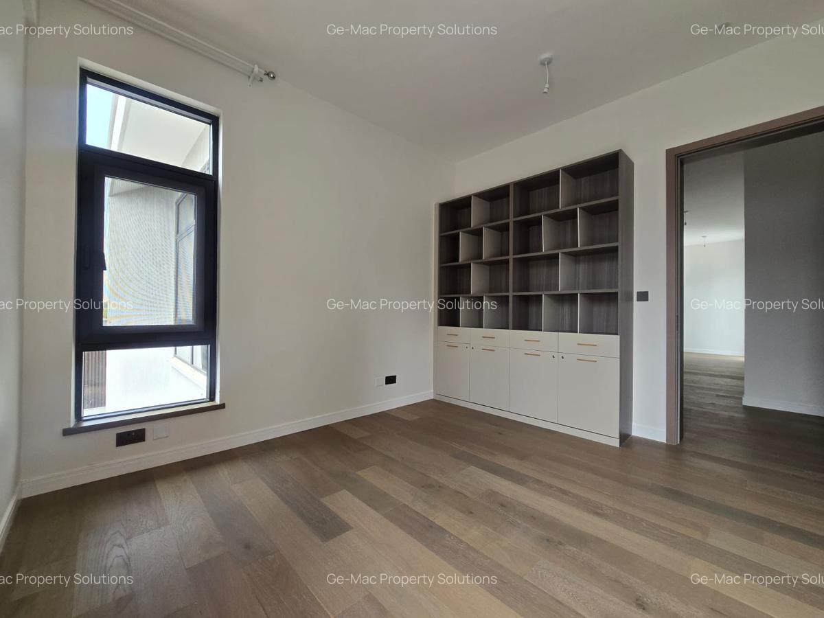 5 Bed House with En Suite in Lavington - 11